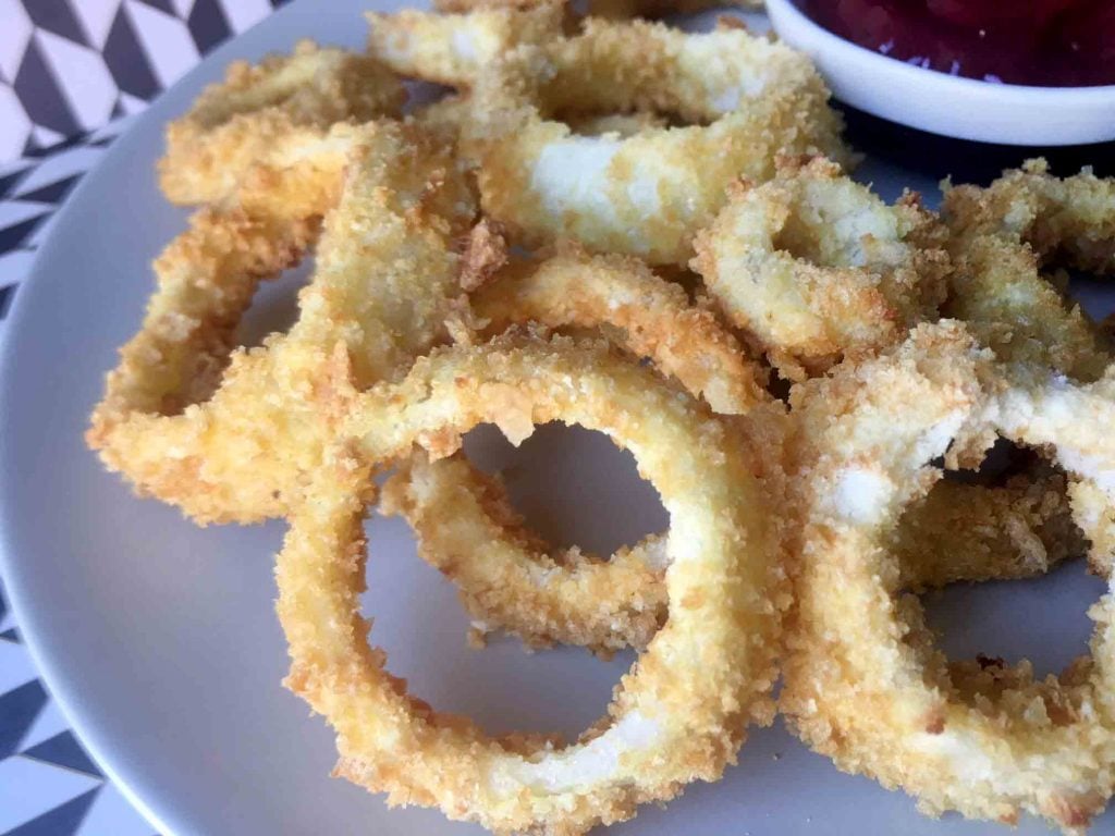 a side view of a plate of onion rings