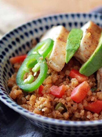 a bowl of Keto Arroz con Pollo