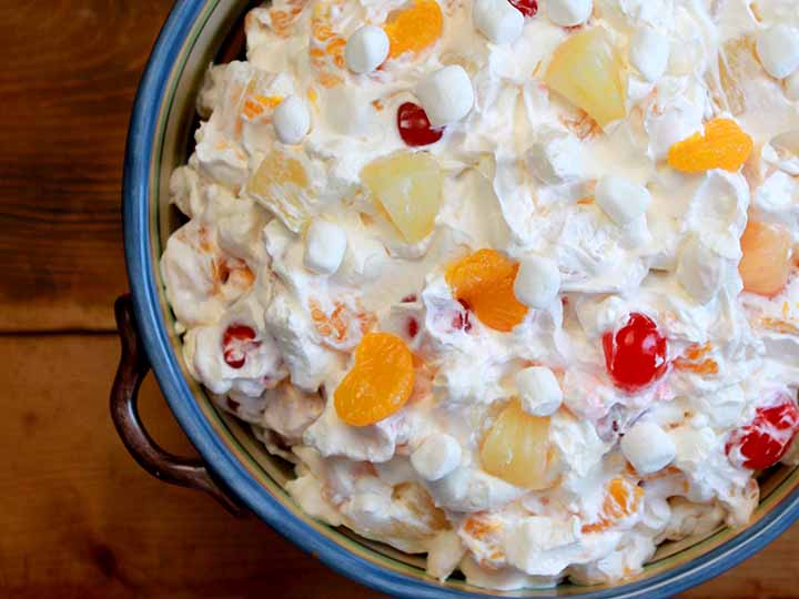 een bovenaanzicht van een grote kom Ambrosia Salade met Cool Whip