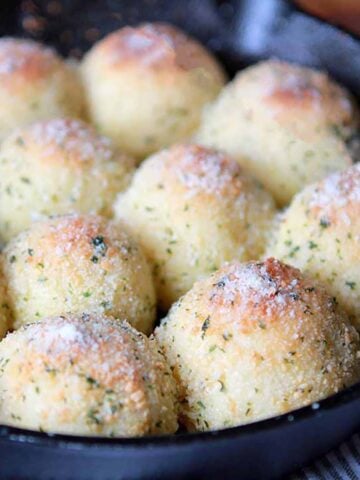 a cast iron pan of Keto Garlic Bread Rolls