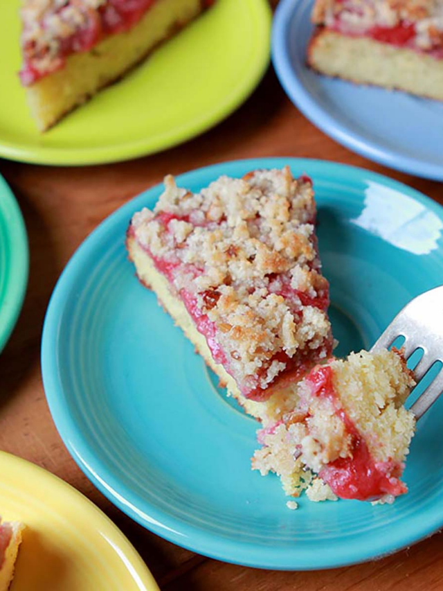 KETO STRAWBERRY CRUMB CAKE STORY